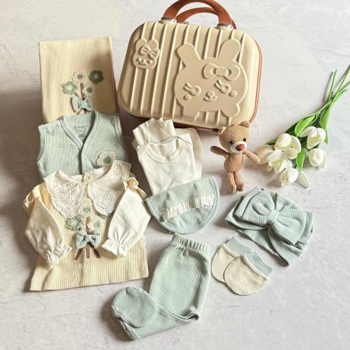 شنطة ملابس استقبال مواليد بنات 10 قطع مطرزة بالزهو...