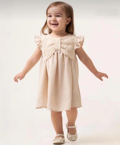 فستان بناتي صيفي بطبقة دانتيل وأكمام مكشكشة