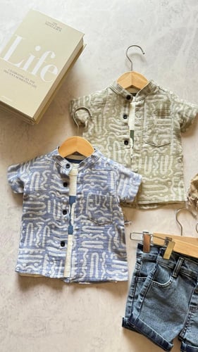 طقم هوت شورت جينز ولادي 3 قطع وقميص بأزرار أمامية...