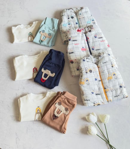 طقم شتوي ولادي 3 قطع – جاكيت مبطن برسومات سيارات و...