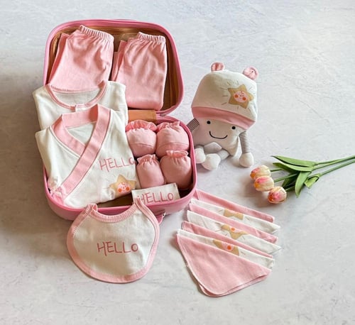 بوكس بناتي لحديثي الولادة مكون من بيجامات مواليد ب...