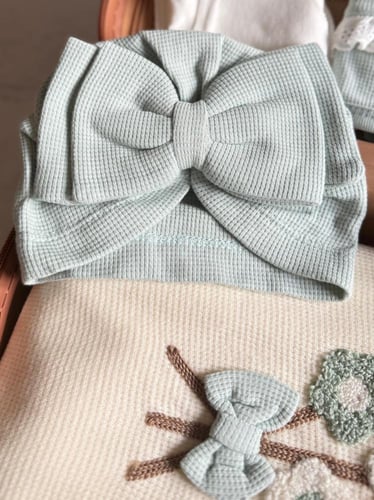 شنطة ملابس استقبال مواليد بنات 10 قطع مطرزة بالزهو...