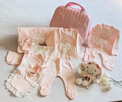 طقم هدايا مواليد بنات فخمة 10 قطع باللون الوردي