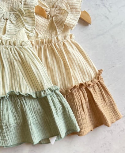 فستان اطفال صيفي بطبقات ناعمة مع فيونكة جانبية