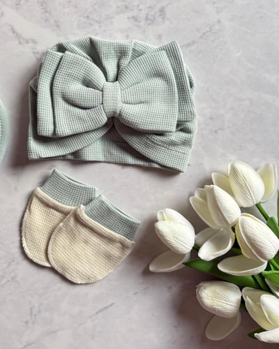 شنطة ملابس استقبال مواليد بنات 10 قطع مطرزة بالزهو...