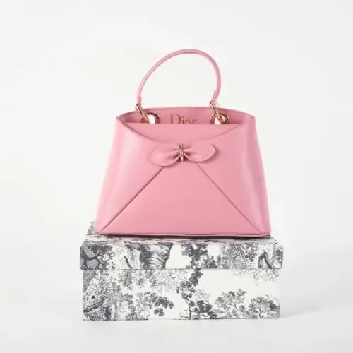 حقيبة يد نسائية بتصميم ديور (Dior)