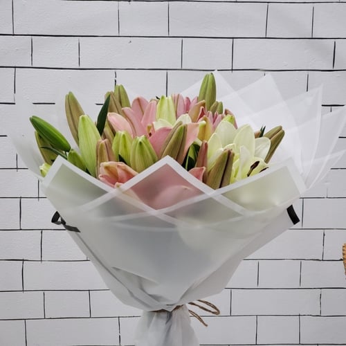 باقة 8 غصن ليليوم تغليف ابيضBouquet of8 lilium spr...
