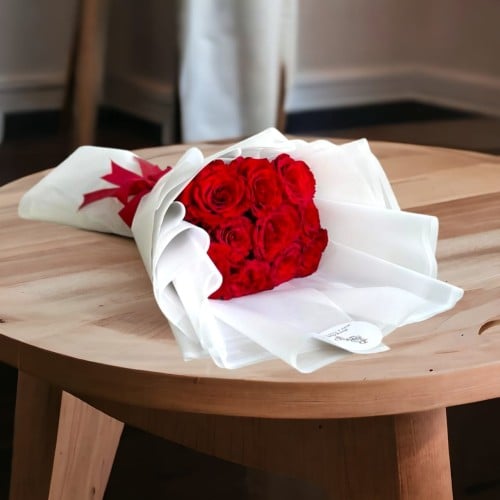 باقة 10وردة حمرا تغليف ابيض. Bouquet of 10 red roses white