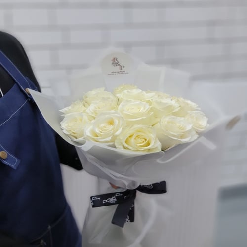 15 وردة ابيض مع تشوكلت بستاني وردة 15 white roses...