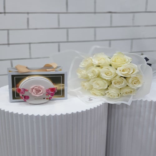 15 وردة ابيض مع تشوكلت بستاني وردة 15 white roses...
