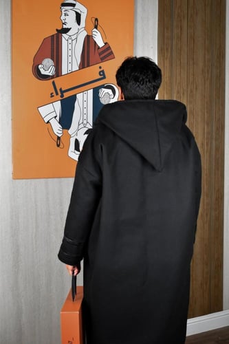 فروة مع قبوع قابل للإزالة لون اسود