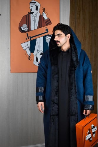 فروة العز لون ازرق مبطنة بفرو ناعم