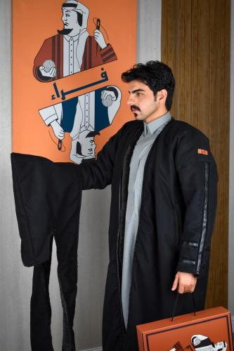 فروة مع قبوع قابل للإزالة لون اسود