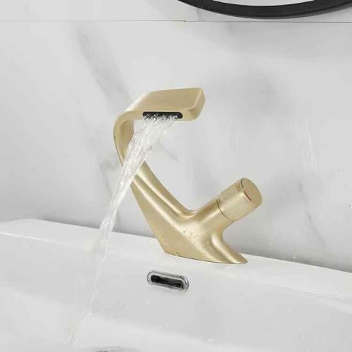 خلاط مغسلة شلال بتصميم مودرن ذهبي مطفي