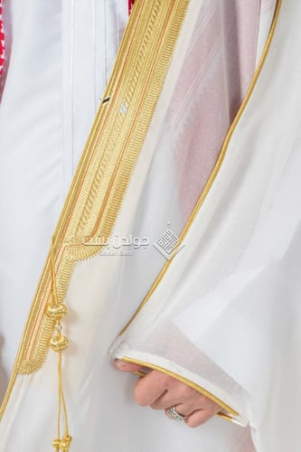 بشت ملكي ابيض الذهبي