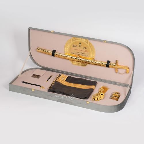 طقم هدية فخم رسمي – سيف ذهبي مع بشت ملكي وإكسسوارا...