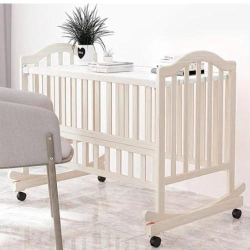 سرير أطفال خشبي متعدد الاستخدام