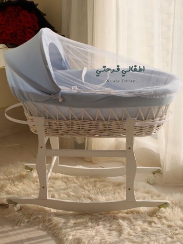 سلة موسى مع حامل هزاز أبيض بكفرات