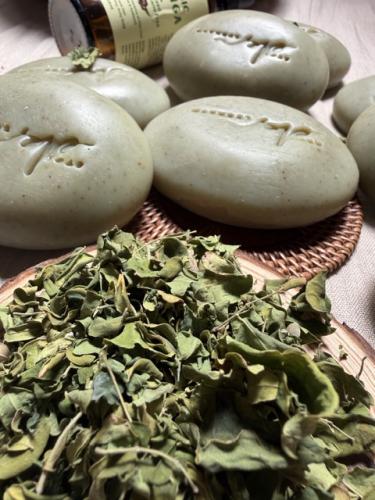 Soap with oil and Moringa leaves