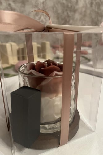 شمعة الورد بقاعدة خشب