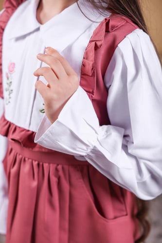 مريول انيق بتطريزه في الصدر