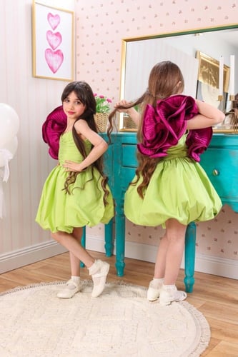 فستان أنيق باللون الكيوي بقماش شانتون وكسرات بيليس...