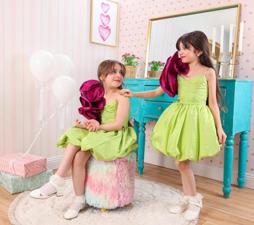 فستان أنيق باللون الكيوي بقماش شانتون وكسرات بيليس...