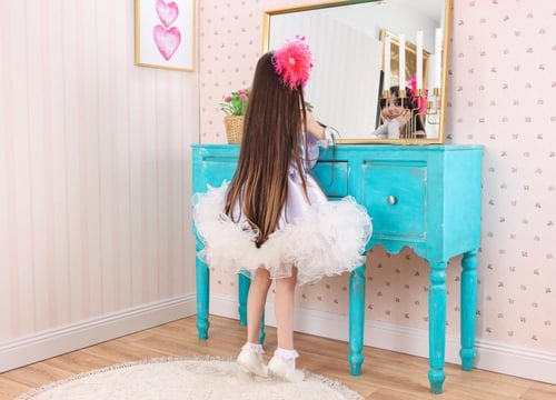 فستان الوردة الأنيقة بأكمام خارجية