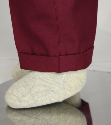 بنطلون عنابي بدون قميص