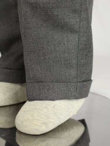 بنطلون رصاصي بدون قميص