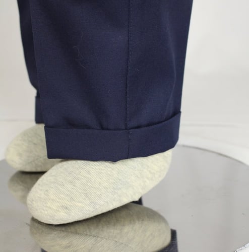 بنطلون كحلي بدون قميص