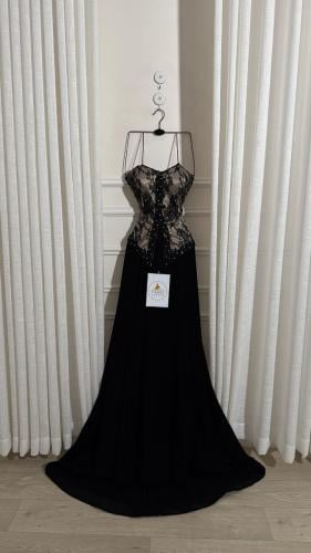 فستان تصميم خاص، مع اكمام متصلة