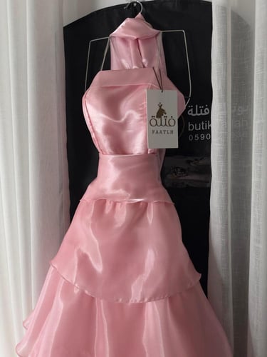 فستان نجلاء