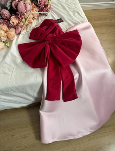 فستان وردي فيونكه