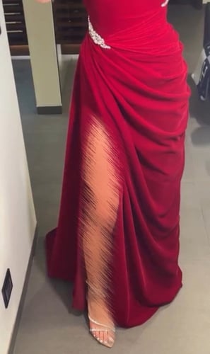 فستان مخمل مكشوف الساق انيق