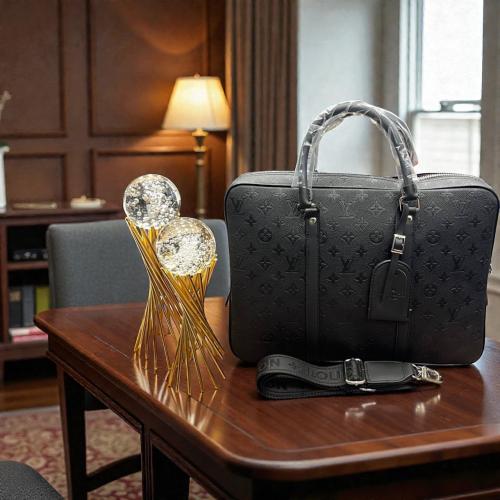 شنطة لابتوب من لويس فيتون