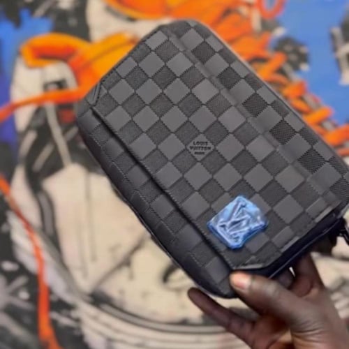 شنطة كتف من لويس فيتون