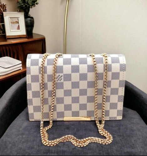 شنطة نسائية من لويس فيتون