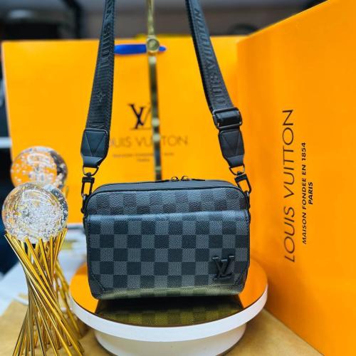 LOUIS VUITTON شنطة يد وكتف