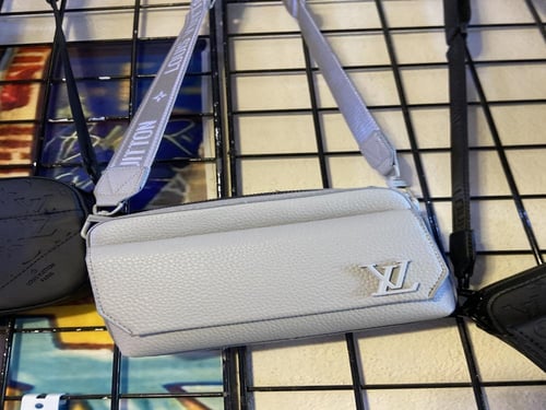 شنطة كتف من لويس فيتون