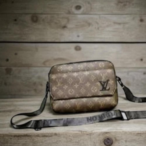 شنطة كتف من لويس فيتون