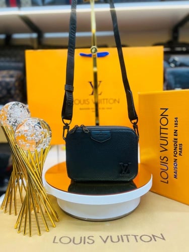 LOUIS VUITTON شنطة يد وكتف