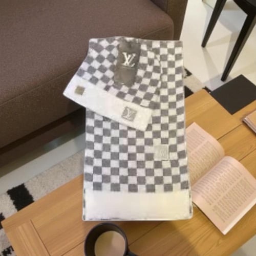 آيس كاب وشال لويس فيتون