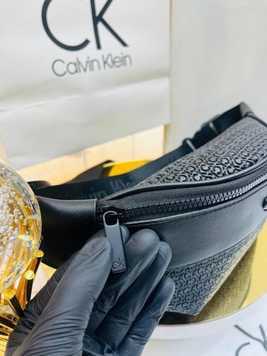 شنطة وسط وكتف كالفن كلاين