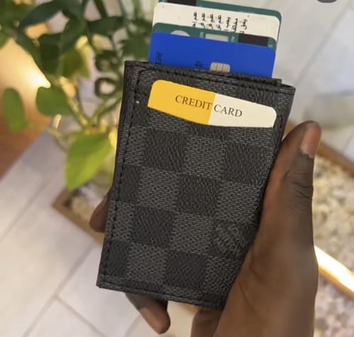 محفظة صغيرة لويس فيتون