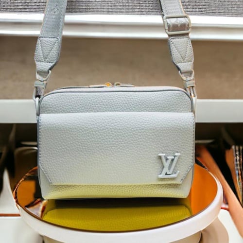 شنطة كتف من لويس فيتون