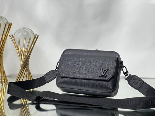 شنطة كتف من لويس فيتون