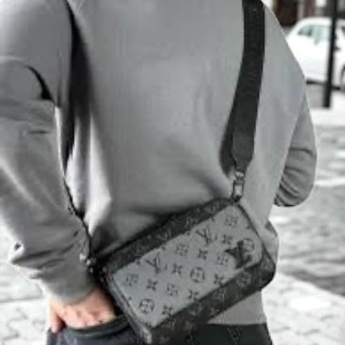 شنطة كتف من لويس فيتون