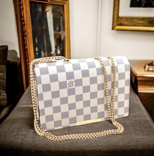 شنطة نسائية من لويس فيتون