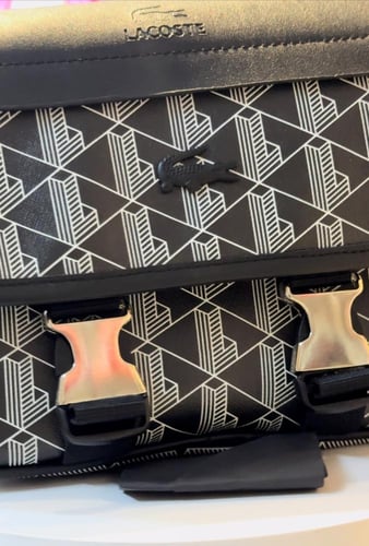 شنطة كتف لاكوست